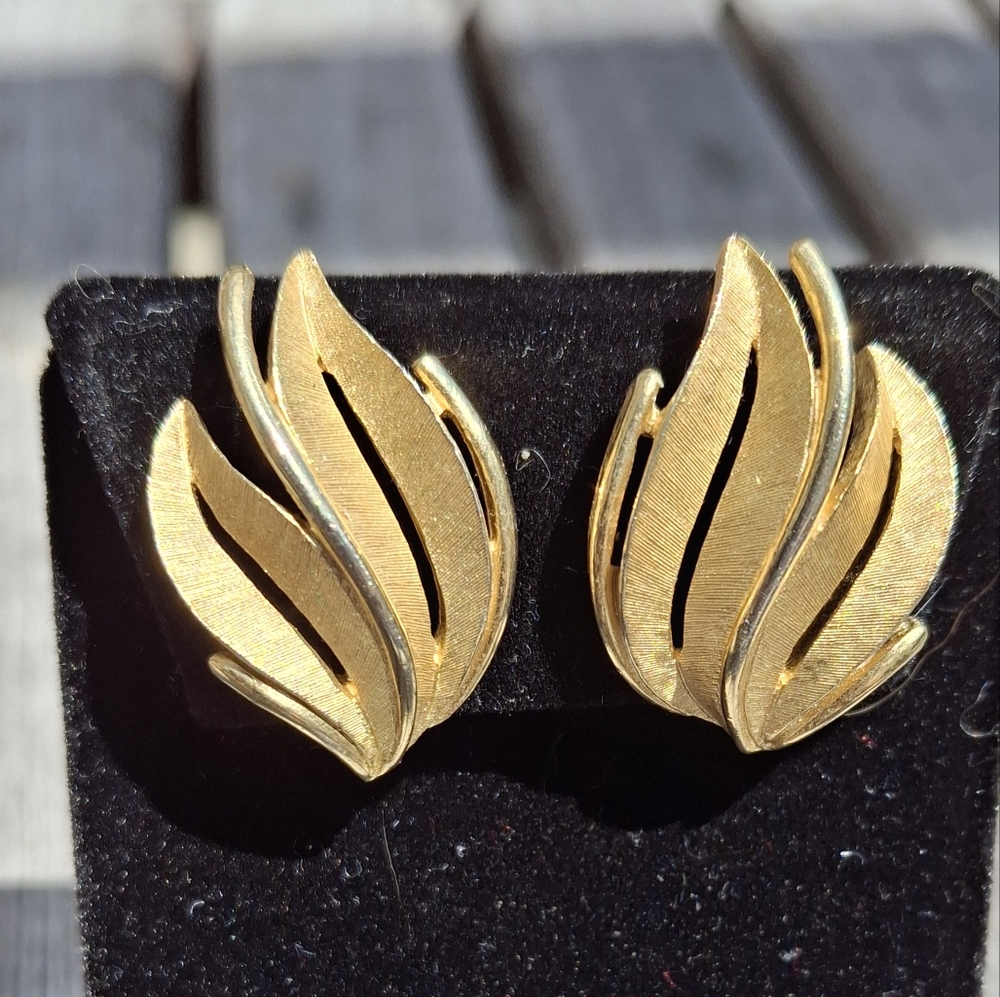 Trifari Vintage Gold Leaf Clip Earrings